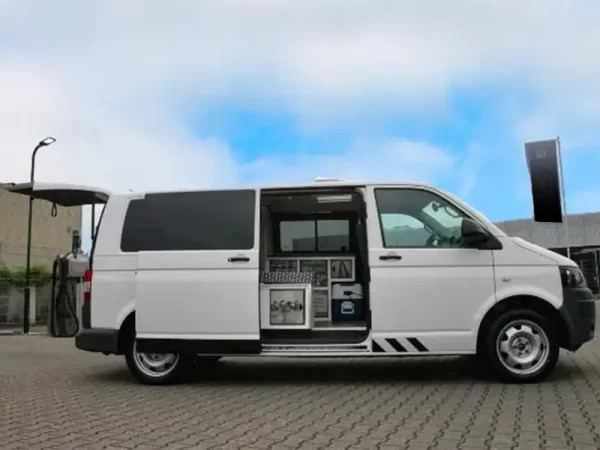 Beyaz Volkswagen Transporter Günlük Kiralık Karavan